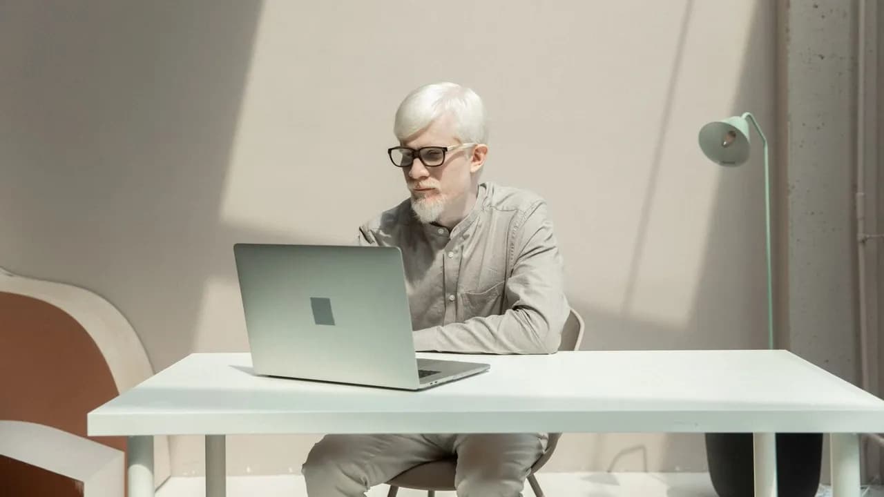 Responsable de negocio trabajando frente a su laptop