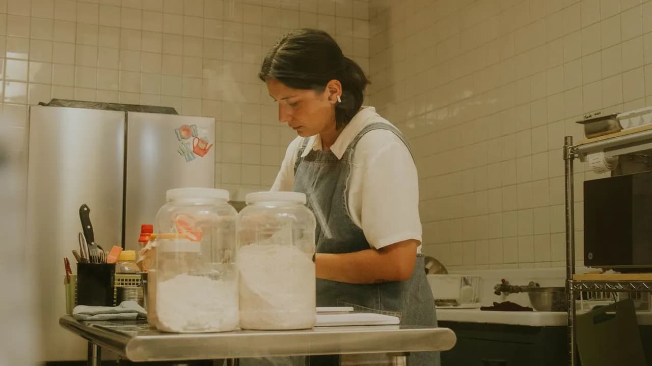 Chef preparando ingredientes y utensilios en su cocina