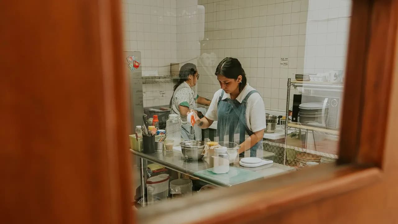Chef trabajando en una cocina comercial